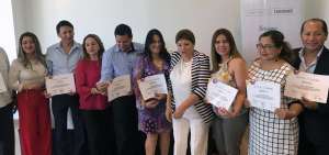 Representantes de negocios tur&iacute;sticos de Portoviejo reciben certificados SIGO de parte de la ministra de Turismo, Rosi Prado, (tercera de la izq.).