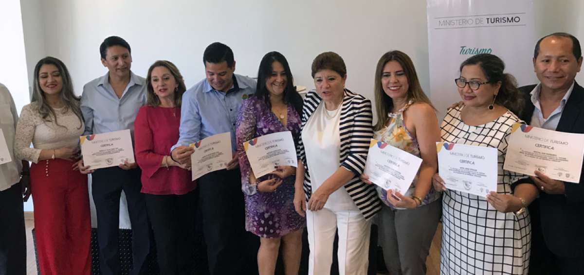 Representantes de negocios tur&iacute;sticos de Portoviejo reciben certificados SIGO de parte de la ministra de Turismo, Rosi Prado, (tercera de la izq.).