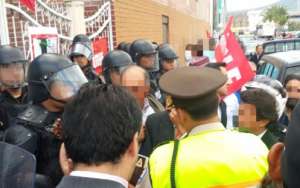 Cinco personas fueron detenidas ayer por presuntamente protagonizar desmanes cuando las autoridades ten&iacute;an previsto ingresar al FCME en Ibarra. Foto: Fiscal&iacute;a  