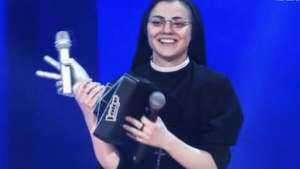 &iexcl;Sor Cristina es la Voz de Italia! (VIDEOS)