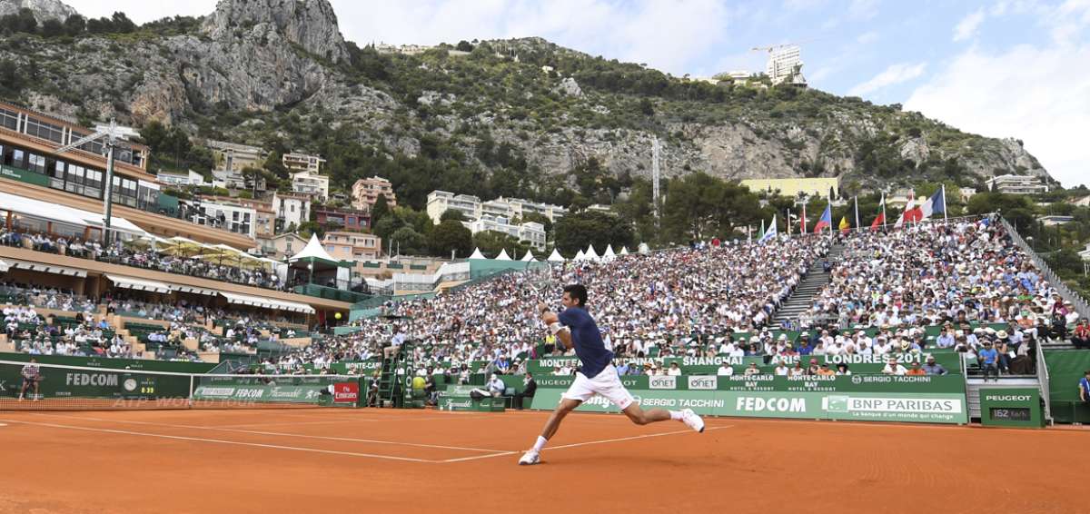 Djokovic debuta en Montecarlo con ajustado triunfo ante franc&eacute;s Simon