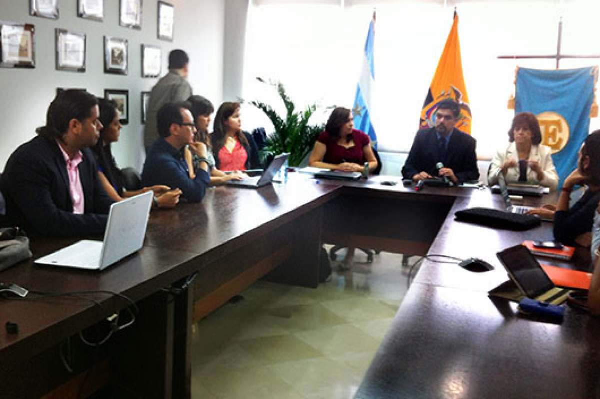 Miembros del Cordicom y del elenco de Vivos se re&uacute;nen en taller sobre la Ley de Comunicaci&oacute;n. 