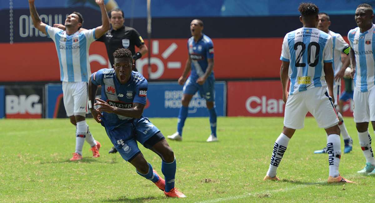 El defensa azul Fernando Pinillo marc&oacute; el primer gol del encuentro ayer ante Deportivo Quito; es el segundo en su cuenta personal en el torneo local. Foto: Miguel Castro / El Tel&eacute;grafo