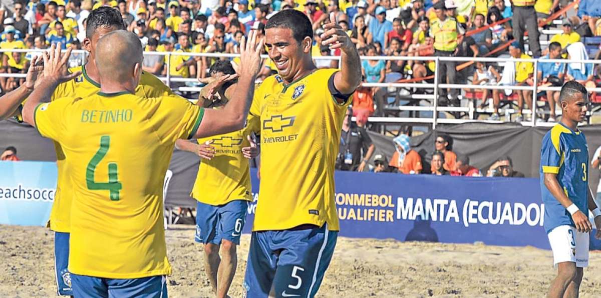 Los futbolistas de la &lsquo;auriverde&rsquo; celebran la clasificaci&oacute;n a la final del Sudamericano y al Mundial de F&uacute;tbol Playa. Foto: Leiver Santos 