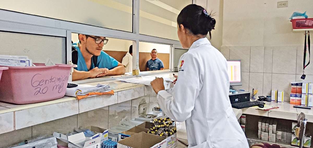 Entrega de medicamentos en la farmacia del Hospital Sagrado coraz&oacute;n de Jes&uacute;s, de Quevedo (Los R&iacute;os).    