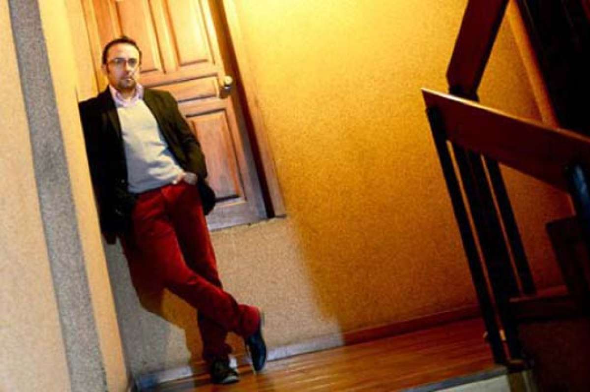 Castro es autor de seis novelas, un poemario y un libro de cuentos. Es licenciado en comunicaci&oacute;n social, m&aacute;ster en literatura y profesor universitario. Foto: Cuenca Magazine