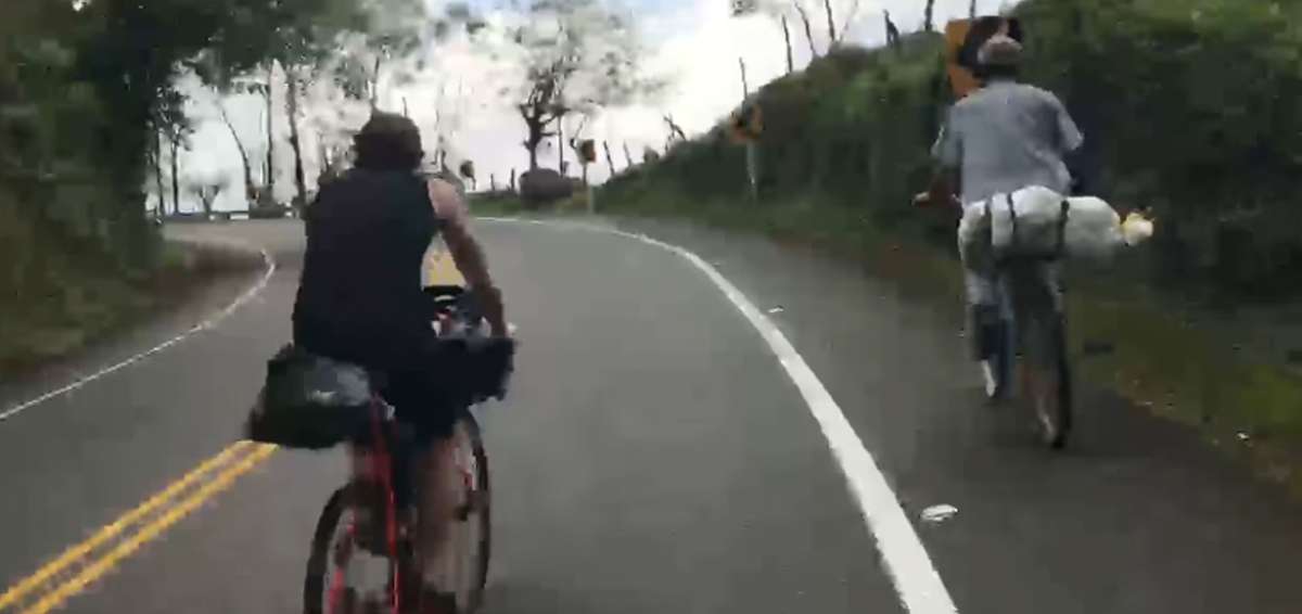 Campesino colombiano ridiculiz&oacute; a dos triatletas con su humilde bicicleta