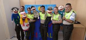Los agentes de la Polic&iacute;a Comunitaria aprenden los libretos, pero tambi&eacute;n les ponen su &ldquo;toque&rdquo; durante los shows.
