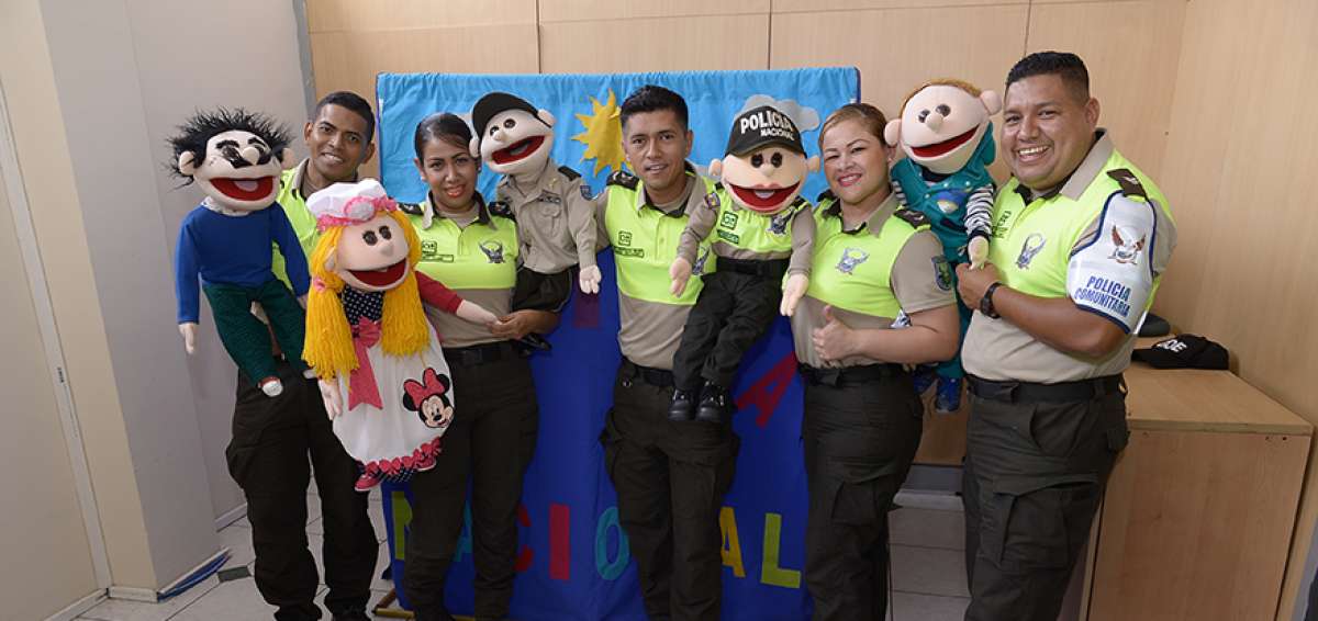 Los agentes de la Polic&iacute;a Comunitaria aprenden los libretos, pero tambi&eacute;n les ponen su &ldquo;toque&rdquo; durante los shows.