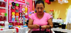 Betsy Mac&iacute;as elabora accesorios para ni&ntilde;as con su emprendimiento denominado Mi Bella Valentina.