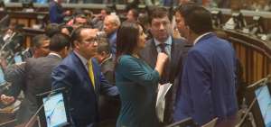 Los asamble&iacute;stas Ximena Pe&ntilde;a y Esteban Albornoz (Alianza PAIS) dialogan durante un receso del legislativo de la sesi&oacute;n del pasado martes.