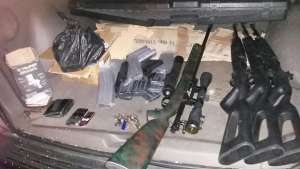 Armas y municiones escondidas en un veh&iacute;culo detenido la noche de ayer. Foto: Cortes&iacute;a