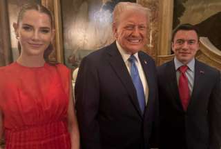 El presidente estadounidense Donald Trump (centro) junto a Daniel Noboa y la primera dama Lavinia Valbonesi, en una reunión en Mar-a-Lago.