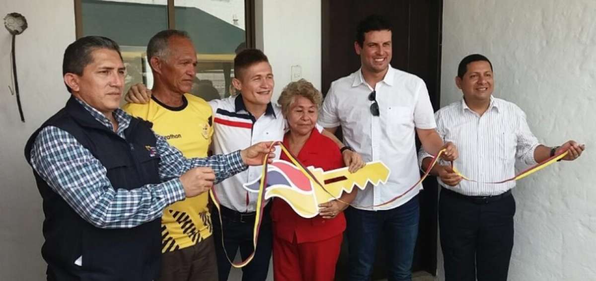 Ministerio del Deporte y Miduvi entregaron una casa al judoca Len&iacute;n Preciado