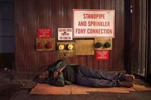 Un mendigo duerme en una calle de Manhattan. Foto: AFP