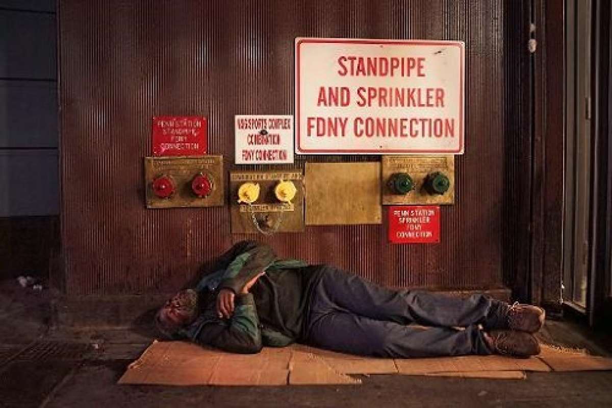 Un mendigo duerme en una calle de Manhattan. Foto: AFP