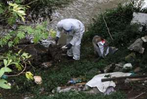 Los técnicos de las organizaciones ambientales toman muestras del río.