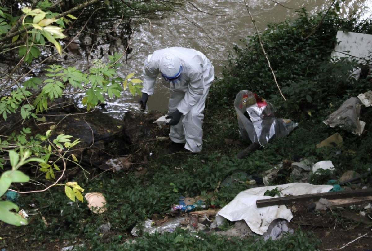 Los técnicos de las organizaciones ambientales toman muestras del río.