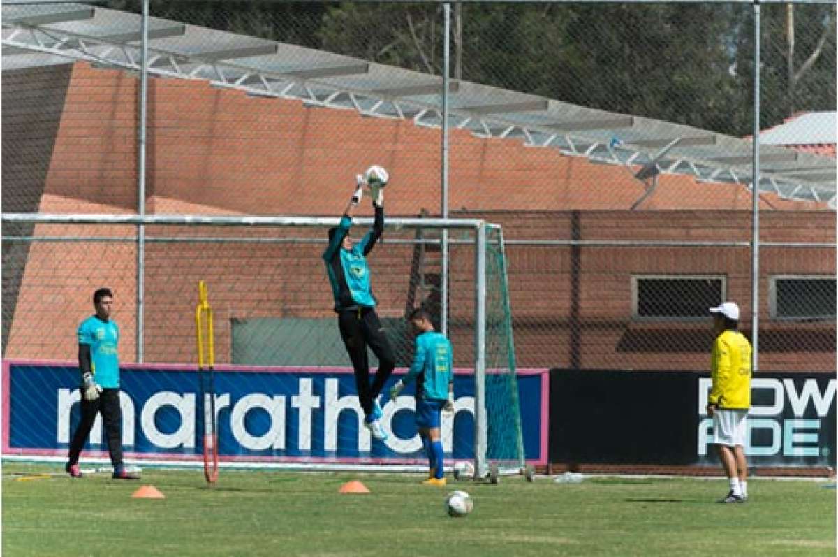 Xavier Cevallos atrapa un bal&oacute;n durante un entrenamiento en la Casa de la Selecci&oacute;n. Foto: John Guevara
