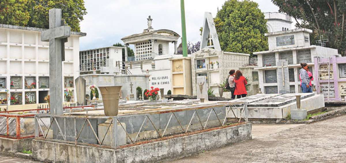Ma&ntilde;ana, cientos de personas llegar&aacute;n con flores, cantos y oraciones al Cementerio Municipal de Cuenca para visitar a familiares y seres queridos. Fotos: Fernando Machado/ El Tel&eacute;grafo