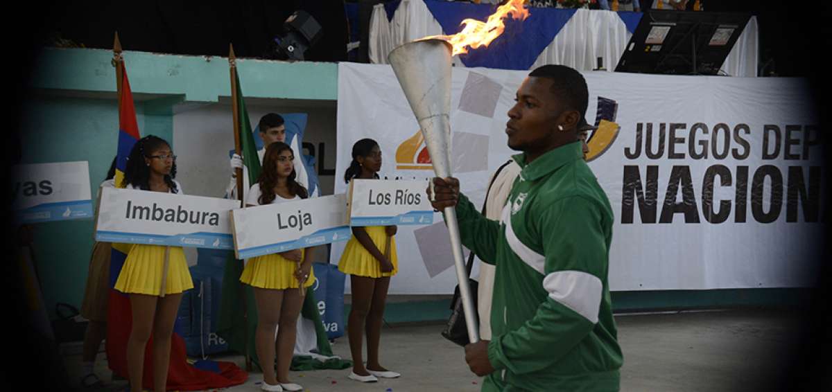 El luchador esmeralde&ntilde;o Gregory Reasco port&oacute; la tea ol&iacute;mpica y encendi&oacute; el pebetero en la inauguraci&oacute;n de los Juegos Nacionales Prejuveniles y Sub-23. 