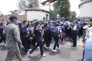 Estudiantes del sector Valle de Los Chillos (Pichincha) durante un simulacro de evacuaci&oacute;n. Foto: Archivo / EL TEL&Eacute;GRAFO