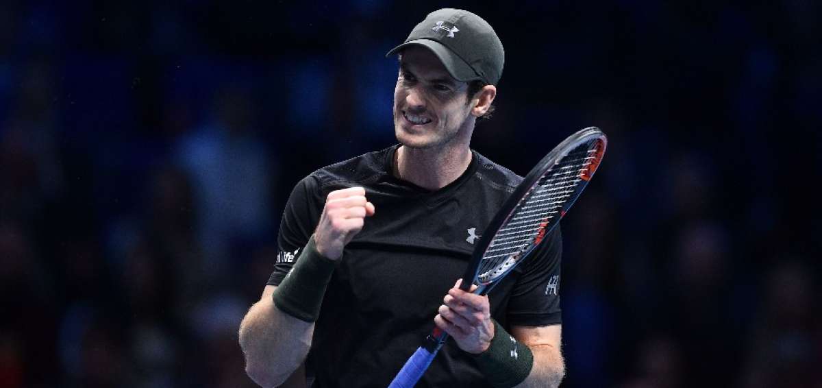 Andy Murray celebra uno de los puntos decisivos que le ayudaron a liquidar el partido y llevarse su primer Torneo de Maestros.