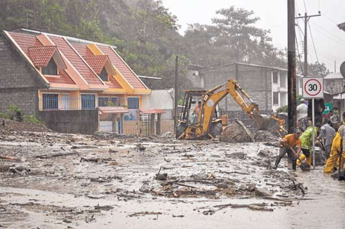Hasta ayer maquinarias del Municipio y Consejo Provincial de Morona Santiago trabajaban en la limpieza de las v&iacute;as en el cant&oacute;n amaz&oacute;nico. FOTO: CORTES&Iacute;A  MUNICIPIO LIM&Oacute;N INDANZA