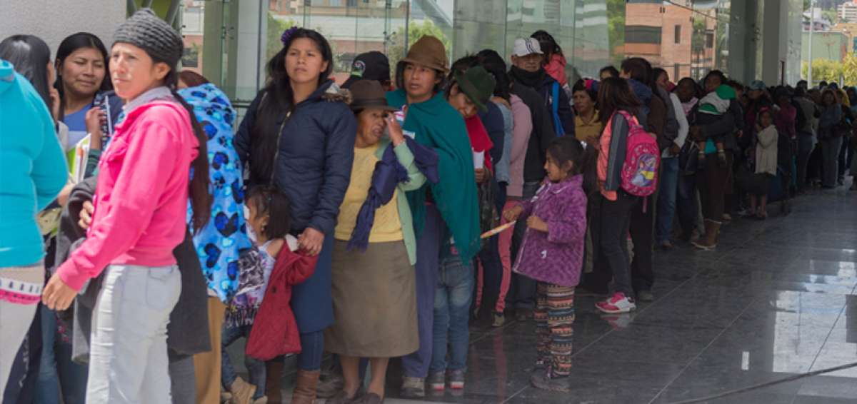 Habitantes de todos los sectores de Quito llegaron hasta la plataforma financiera para inscribirse en el programa estatal. La mayor&iacute;a busca una vivienda. 