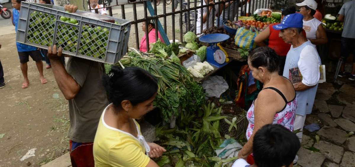 Vecinos del sector dieron cabida a puestos de comerciantes para evitar un nuevo desalojo.