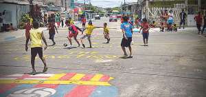 Ni&ntilde;os y ni&ntilde;as desde 10 hasta 14 a&ntilde;os participaron en el mini campeonato de f&uacute;tbol que se cumpli&oacute; en la cooperativa de vivienda La Cristal.