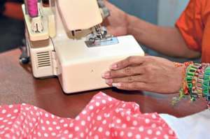 Los internos del taller de costura elaboran sus propios dise&ntilde;os de ropa. Ahora confeccionan vestidos de ni&ntilde;as. Foto: Carina Acosta / El Tel&eacute;grafo
