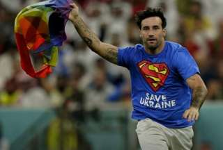 Un hombre con la bandera del arcoiris entró durante el partido entre Portugal y Uruguay