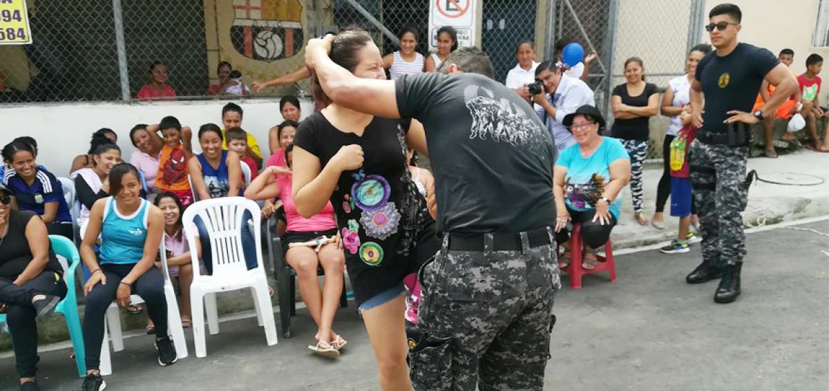 Una joven demostr&oacute;, con un agente, c&oacute;mo liberarse cuando el agresor toma por el cabello a la perjudicada.