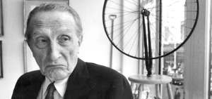 Duchamp elev&oacute; el objeto diario a categor&iacute;a creativa mediante los ready mades y cuestion&oacute; la idea de sus contempor&aacute;neos sobre la belleza. 