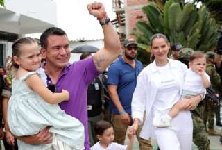El presidente Noboa votó junto a su familia.