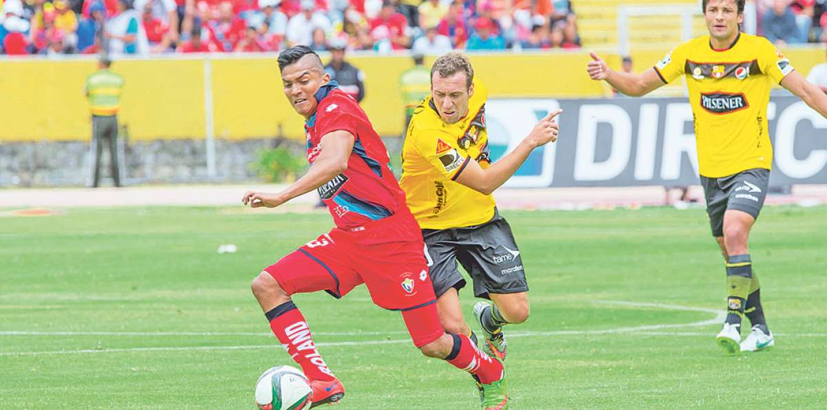 &Eacute;dison Preciado (i), de El Nacional, y Brahian Alem&aacute;n, de Barcelona, fueron las figuras de sus equipos. Foto: Fernando Sandoval / El Tel&eacute;grafo