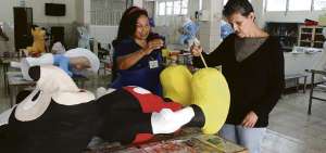 Jenny V, quien sufre de esquizofrenia, pinta con ayuda de un pincel los zapatos de un mu&ntilde;eco Mickey Mouse. Ella lleva en el Instituto m&aacute;s de veinte a&ntilde;os.