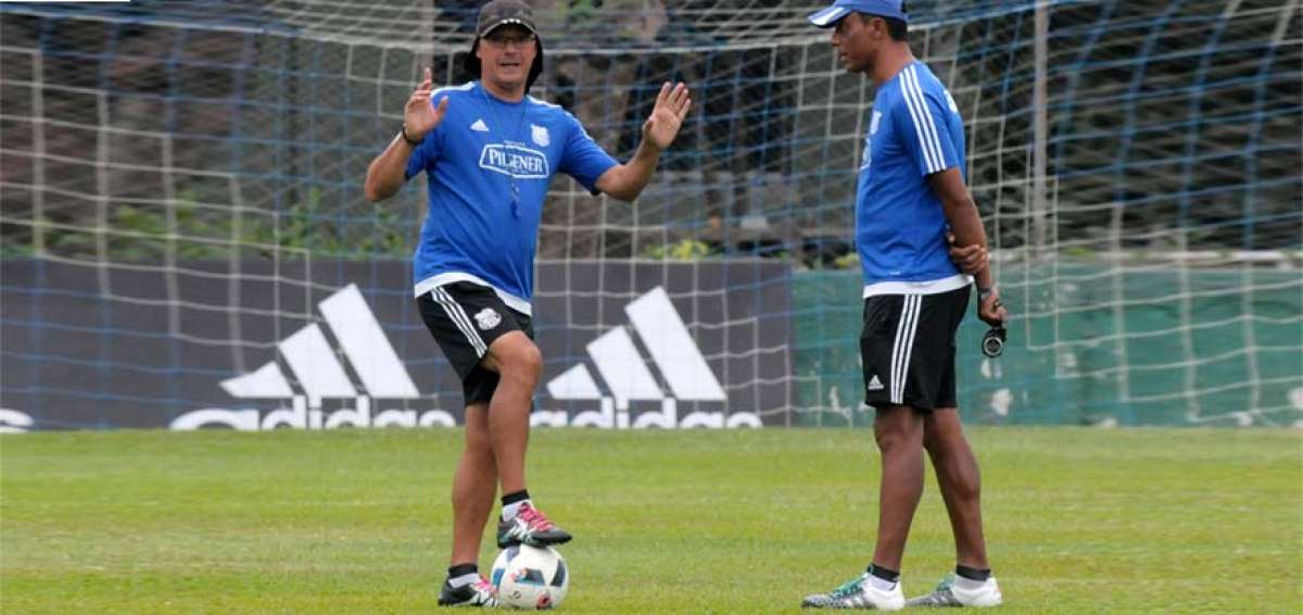 Alfredo Arias, director t&eacute;cnico de Emelec, conversa con uno de sus asistentes antes de la pr&aacute;ctica del martes en el Complejo Samanes, norte de Guayaquil.