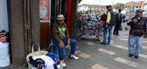 Uno de los sectores con alta presencia de comerciantes ambulantes es el de la 9 de Octubre. 