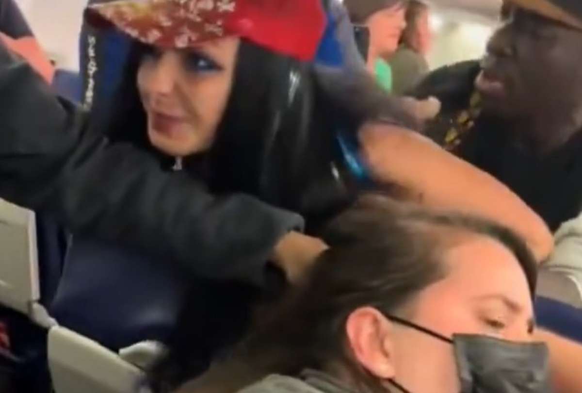 La artista fue bajada del avión por agredir a una pasajera