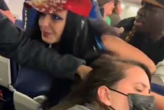 La artista fue bajada del avión por agredir a una pasajera