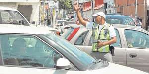 Los futuros agentes civiles de tr&aacute;nsito ya practican en las calles de Guayaquil y dan indicaciones a los choferes. Foto: Miguel Castro / El Tel&eacute;grafo