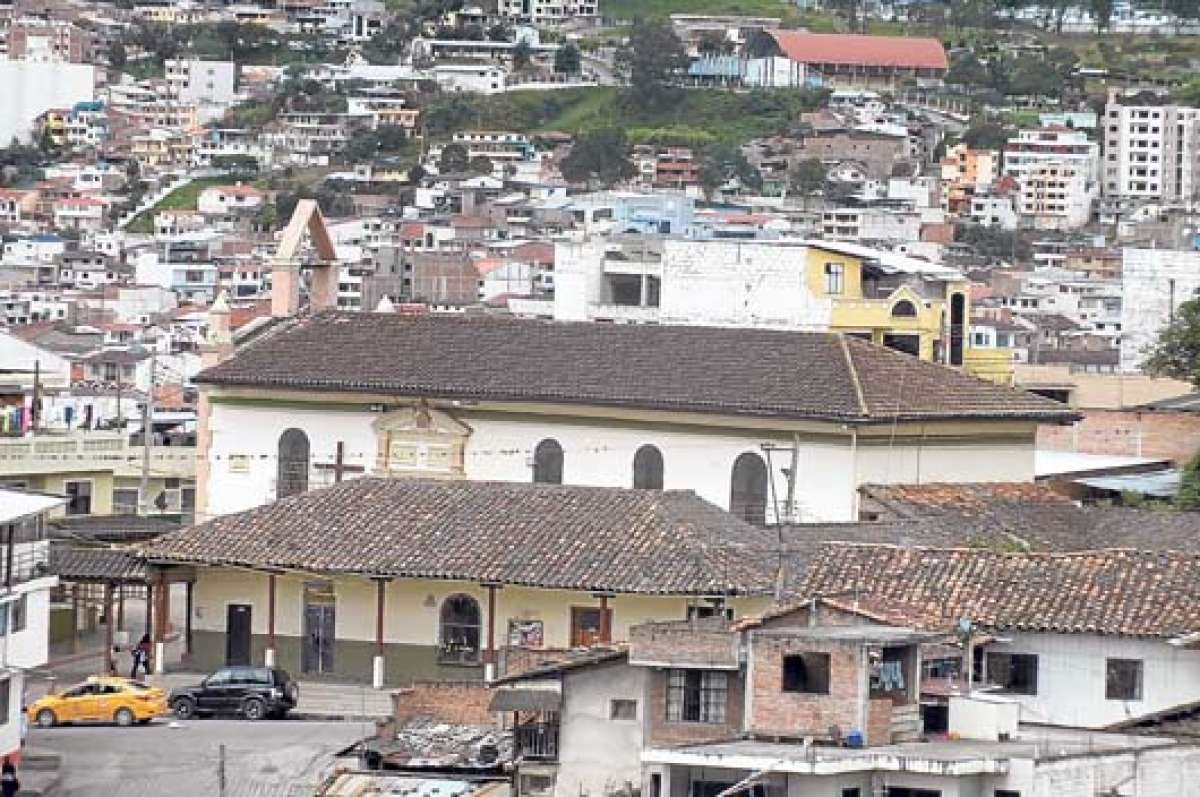 El barrio El Pedestal ha crecido en los &uacute;ltimos a&ntilde;os, convirti&eacute;ndose en un sector moderno de la ciudad. En este sector est&aacute; incluida la parroquia urbana Sucre, las m&aacute;s grande que tiene la ciudad de Loja y consecuentemente la m&aacute;s poblada.