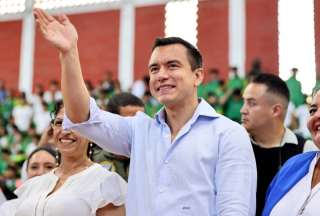 El presidente Daniel Noboa durante la firma de convenios para financiar obras en Manabí.