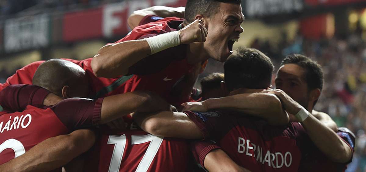 Pepe (arriba) celebra con sus compa&ntilde;eros el segundo tanto del partido anotado por Andr&eacute; Silva, en partido desarrollado en el estadio Da Luz en Lisboa (Portugal).