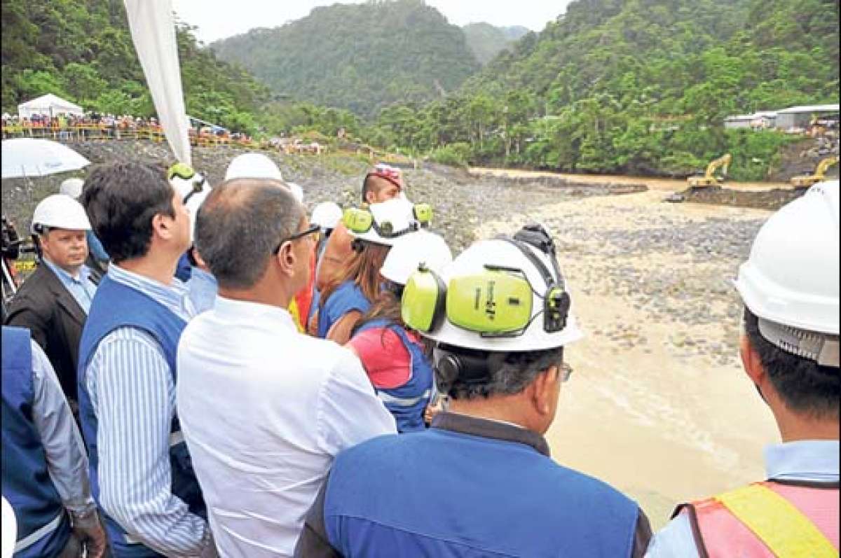 El vicepresidente Jorge Glas hizo un recorrido para constatar los avances de la obra. Foto: Cortes&iacute;a | Vicepresidencia de la Rep&uacute;blica.