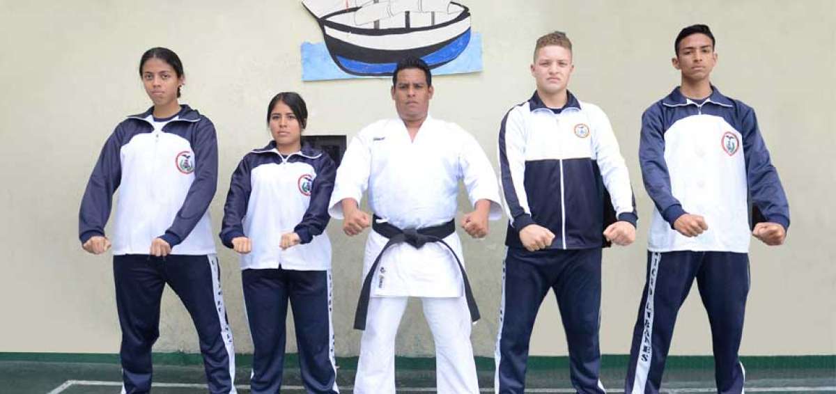 El sensei, Santiago P&aacute;ez, con algunos de los estudiantes que reciben sus clases, tanto de karate como de otras disciplinas que moldean el car&aacute;cter.