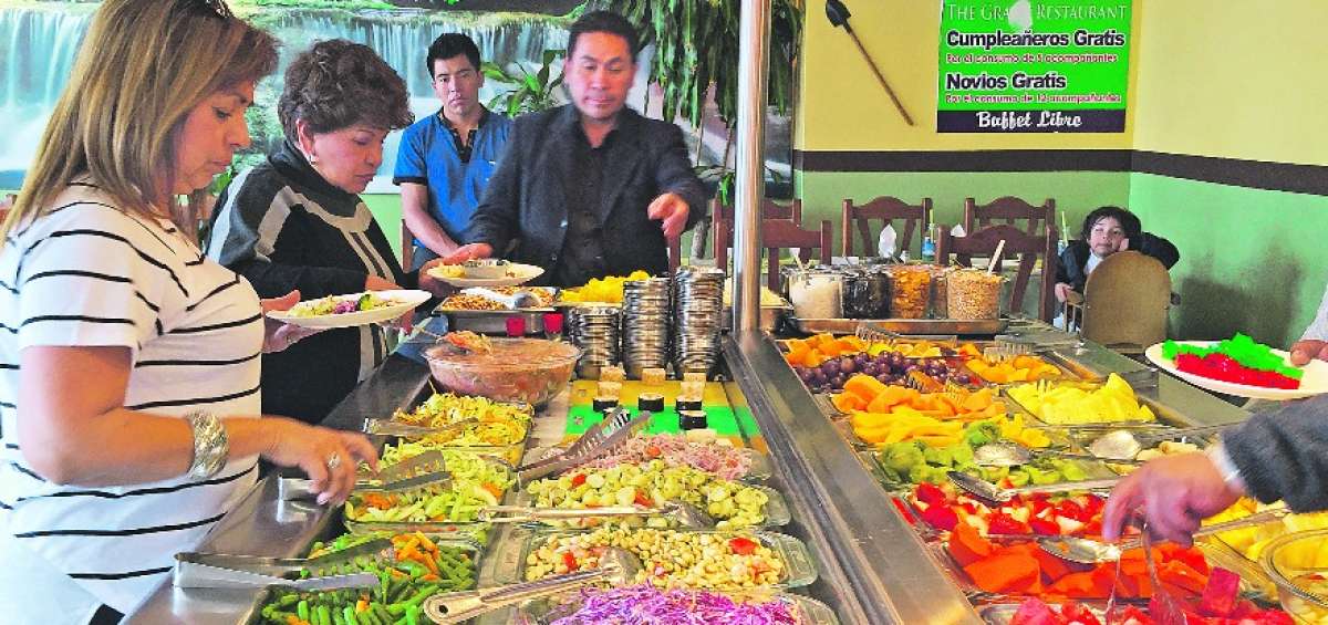 La posibilidad de escoger la cantidad de comida y variedad de fruta para el postre, a la hora del almuerzo, hace de los restaurantes self service una de las mejores opciones para la clase trabajadora.     