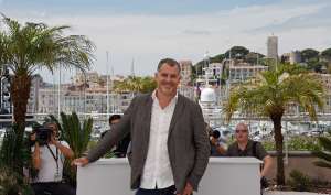 El director franc&eacute;s Luc Jacquet posa ante los fot&oacute;grafos antes de la presentaci&oacute;n de su filme. FOTO: AFP 